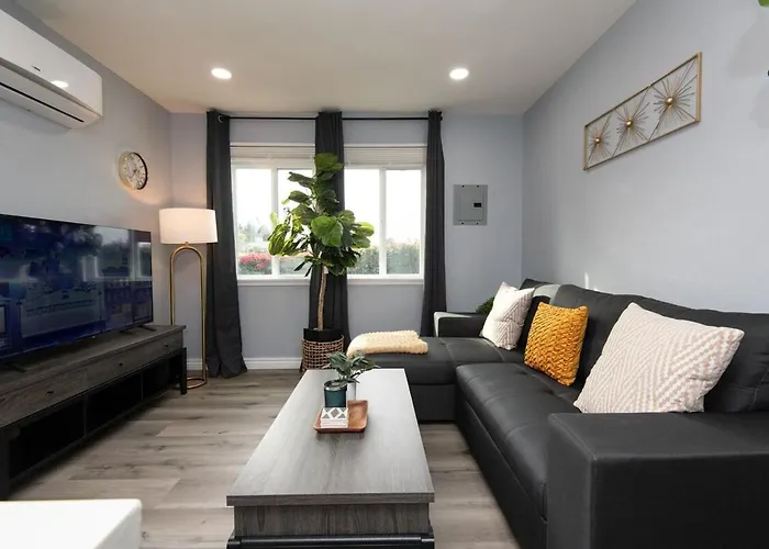 Spacious 3 Bedroom 2 Bathroom Apartment With Free Onsite Parking