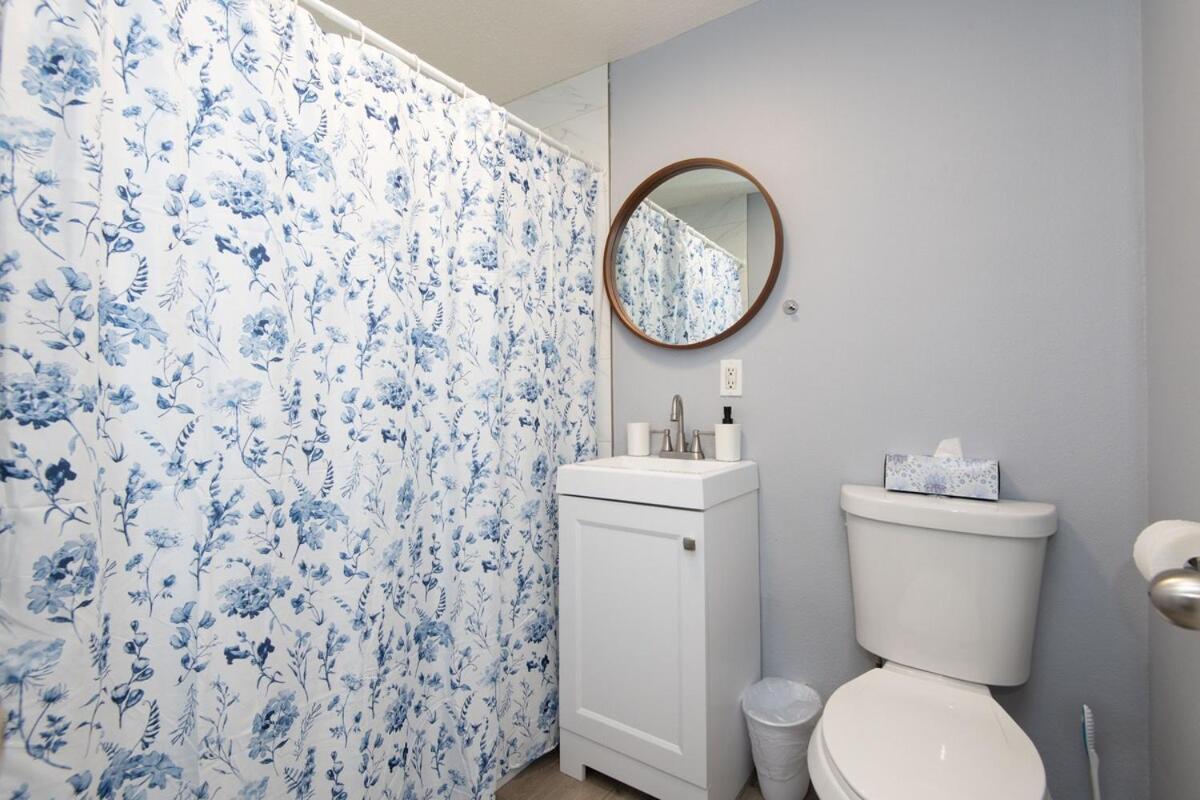 Spacious 3 Bedroom 2 Bathroom With Free Onsite Parking Apartment